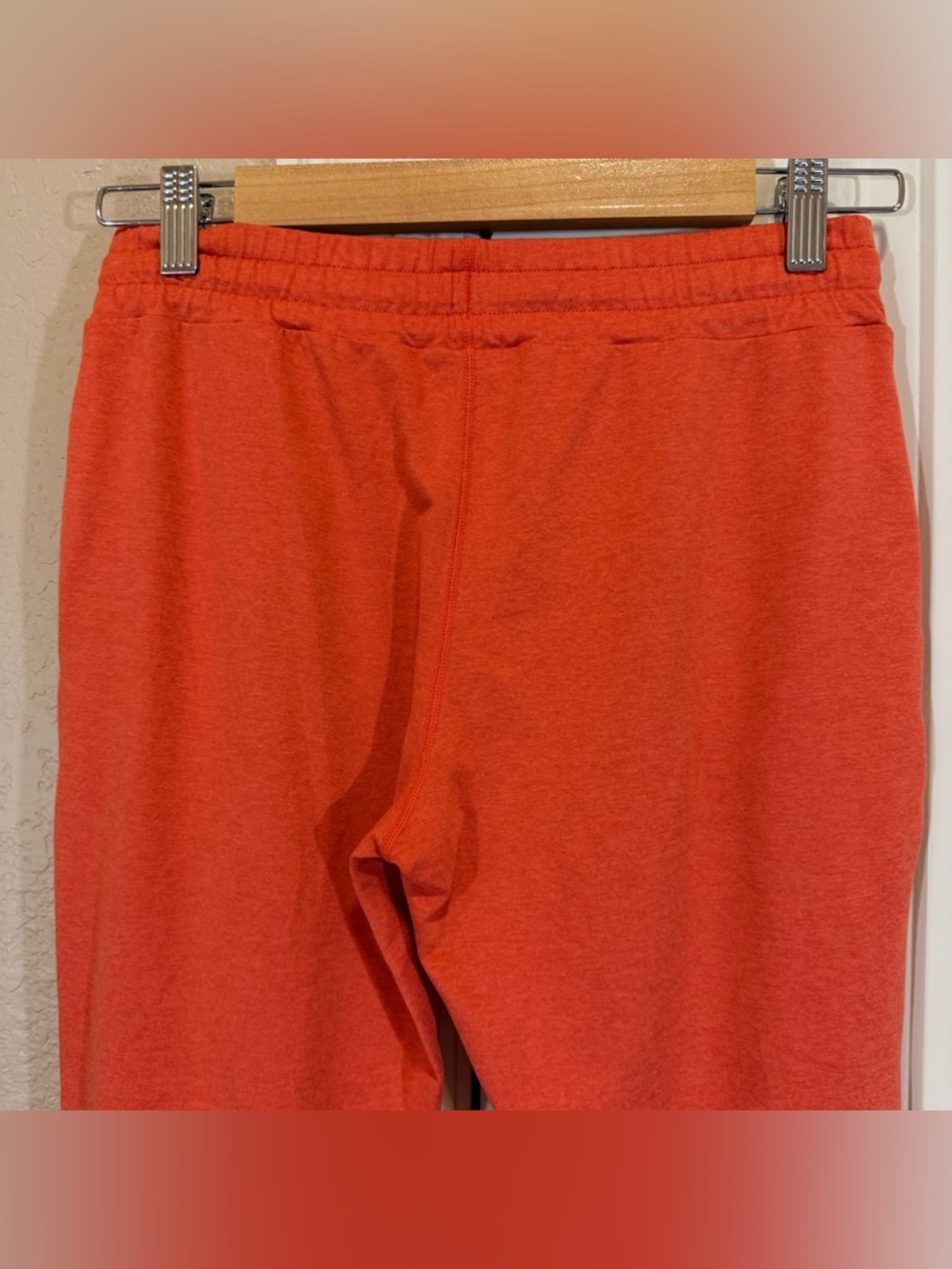 Vuori Women's Performance Jogger in Grapefruit Heather XS - Picture 7 of 10